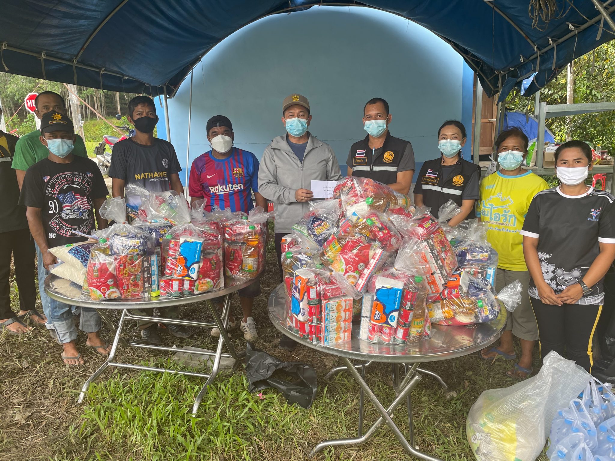 ส.ส.ณัฏฐ์ชนน ศรีก่อเกื้อ ลงพื้นที่มอบถุงยังชีพ ให้พี่น้องประชาชนที่ติดโควิด-19 และกักตัว ในเขตพื้นที่ อ.สะบ้าย้อย - อ.เทพา - อ.นาทวี จ.สงขลา