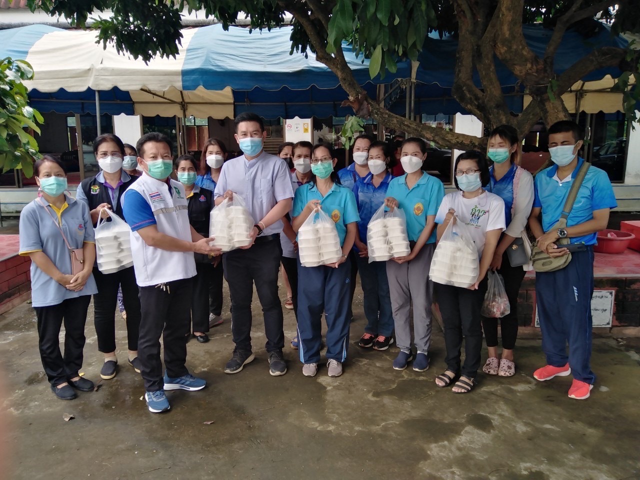 ดร.เอกการ ซื่อทรงธรรม ลงพื้นที่อย่างต่อเนื่องในจุดฉีดวัคซีนต่างๆ เพื่อให้กำลังใจเจ้าหน้าที่ และประชาชนที่มาเข้ารับการฉีดวัคซีนโควิด-19 อ.ร้องกวาง และอ.เมืองแพร่ จ.แพร่