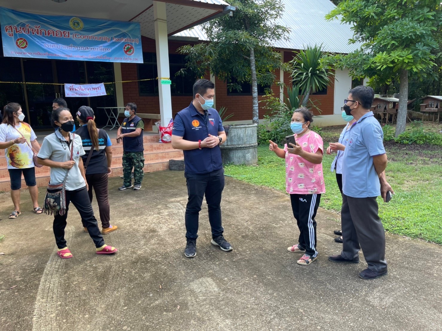 ส.ส.เอกการ ลงพื้นที่อย่างต่อเนื่องในจุดฉีดวัคซีนต่างๆ เพื่อให้กำลังใจเจ้าหน้าที่ และประชาชนที่มาเข้ารับการฉีดวัคซีนที่ศูนย์พักคอยวัดดอยเขาน้อย ทต.สวนเขื่อน อ.เมืองแพร่ จ.แพร่