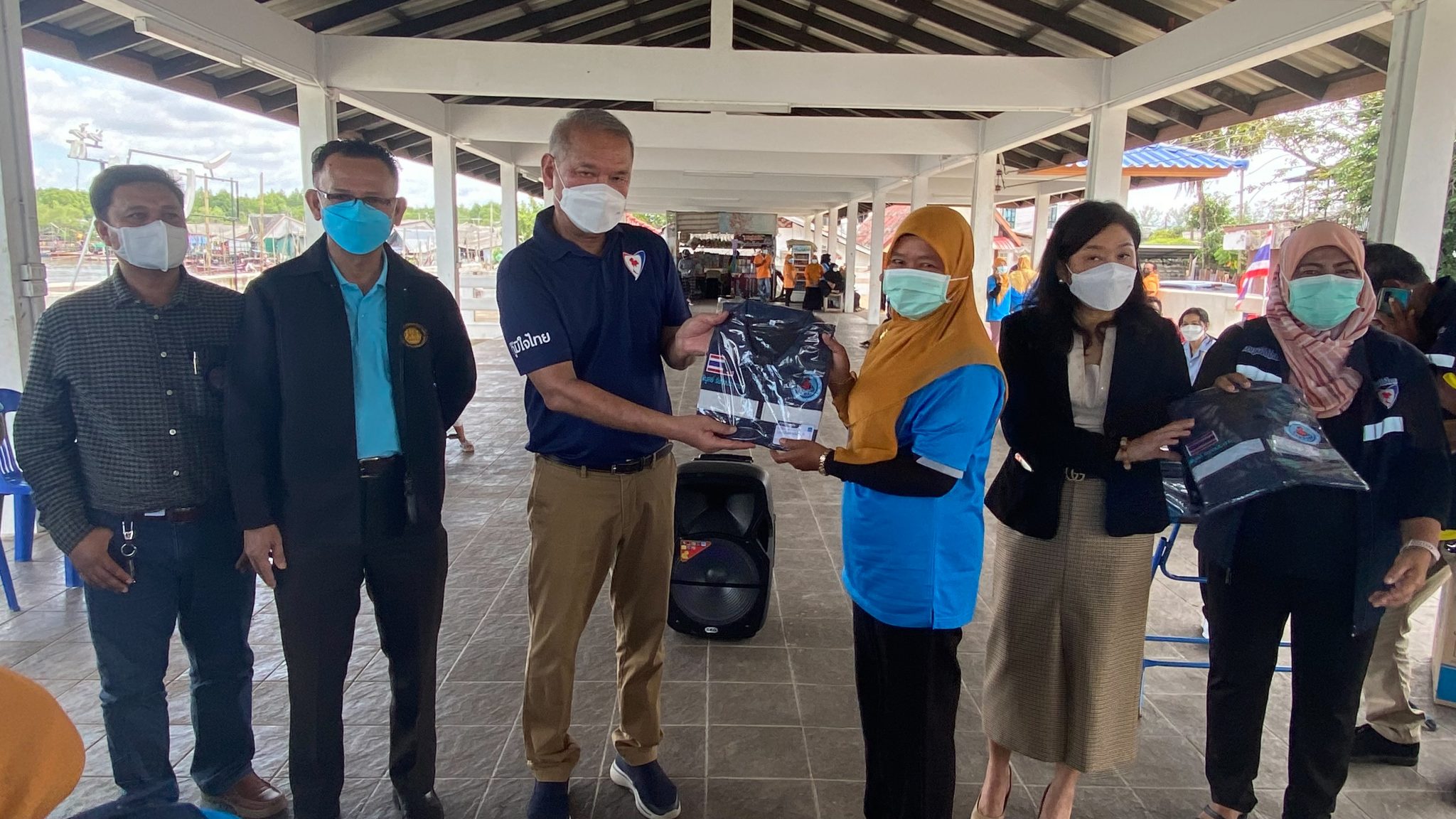 ส.ส.พิบูลย์ รัชกิจประการ ลงพื้นที่พร้อมคณะ ร่วมให้กำลังใจใน การปฎิบัติหน้าที่ และสนับสนุนเสื้อกั๊กพร้อมมอบบัตรประกันโควิด - 19ให้กับ อสม. ต.ตันหยงโป - ต.เจ๊ะบิลัง - บ้านปาเต๊ะ - บ้านควน  อ.เมือง จ.สตูล