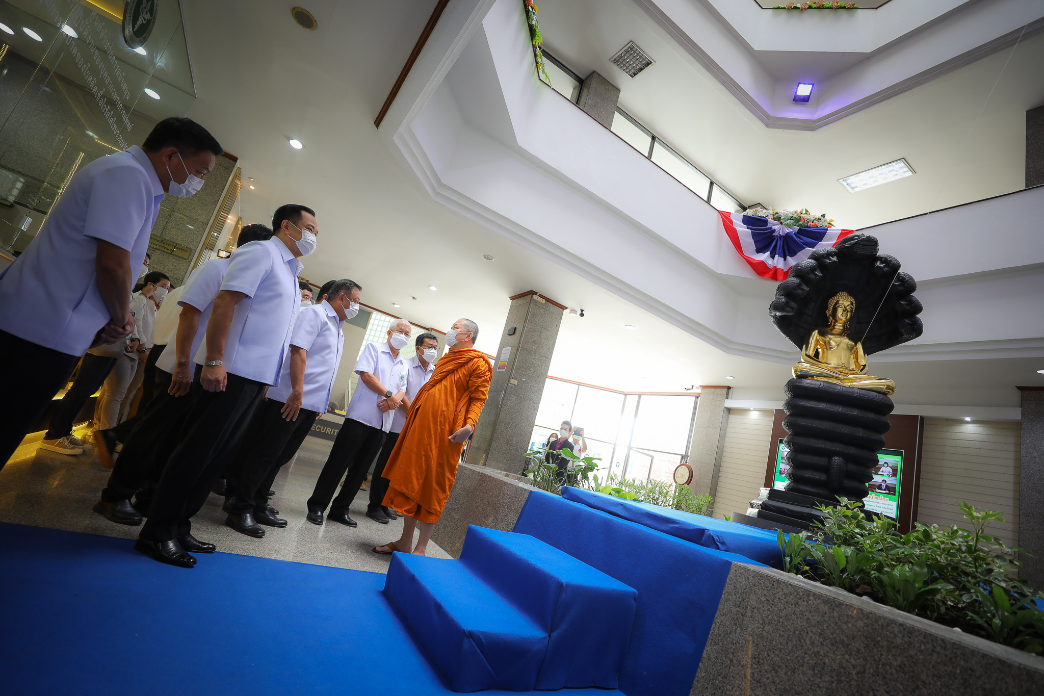 "อนุทิน" นำบุคลากร สธ.สมโภชพระพุทธมหานวนาคปฏิมากร สร้างศิริมงคล ทำงานราบรื่น