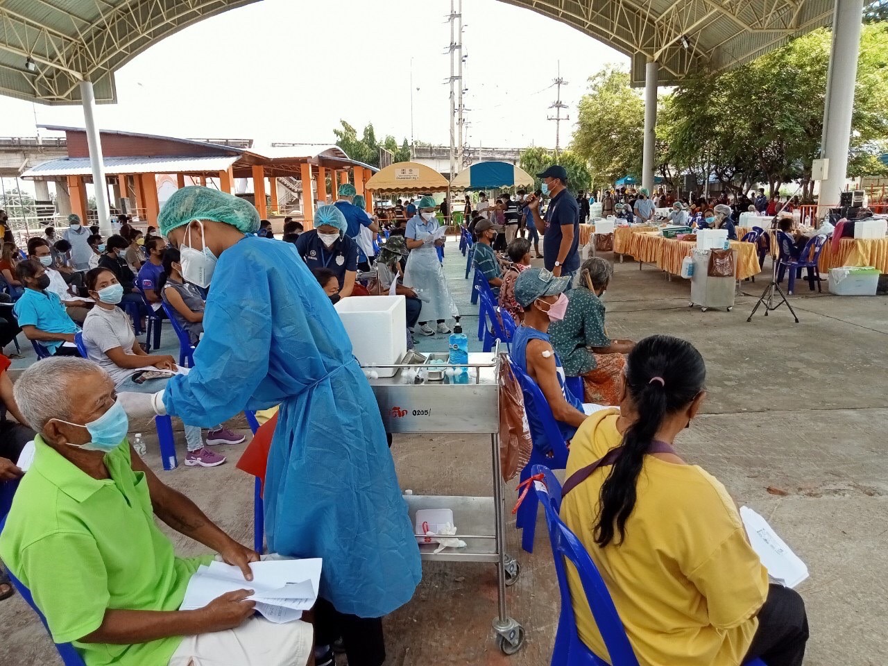 ส.ส.รังสิกร ทิมาตฤกะ ลงพื้นที่ต่อเนื่องมอบน้ำดื่มให้กับผู้ที่มารับบริการฉีดวัคซีนป้องกันโควิด-19 ณ โดมเอนกประสงค์ และหอประชุมอำเภอสตึก อำเภอสตึก จังหวัดบุรีรัมย์