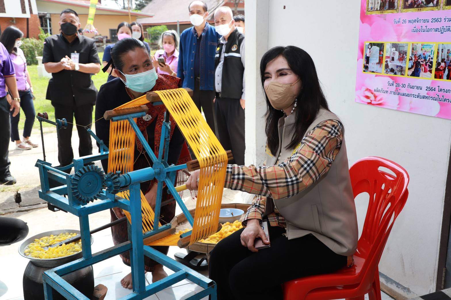 รมช.มนัญญา เยี่ยมชม สหกรณ์ศูนย์ศิลปาชีพทอผ้าไหมแพรวาบ้านโพนกาฬสินธุ์ จำกัด