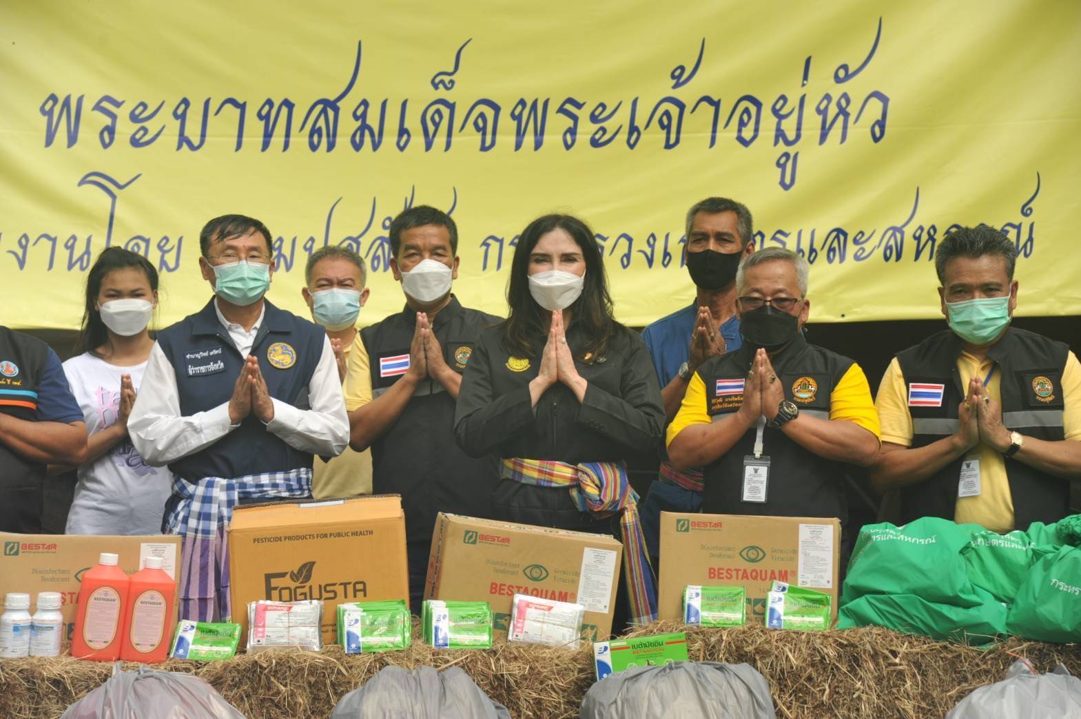 รมช.มนัญญา ไทยเศรษฐ์ ลงพื้นที่มอบถุงยังชีพให้กับผู้ประสบอุทกภัย และพบปะให้กำลังใจเกษตรกร ประชาชน ต.ปราณีต อ.เขาสมิง จ.ตราด