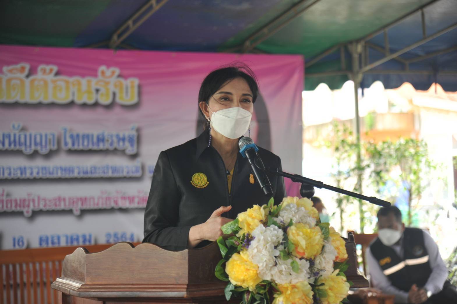 รมช.มนัญญา ลงพื้นที่มอบถุงยังชีพให้กับผู้ประสบอุทกภัย และพบปะให้กำลังใจเกษตรกร ประชาชน ต.เขาสมิง อ.เขาสมิง จ.ตราด พร้อมมอบชุดเมล็ดพันธุ์พืช และปุ๋ย ให้กับเกษตรกร