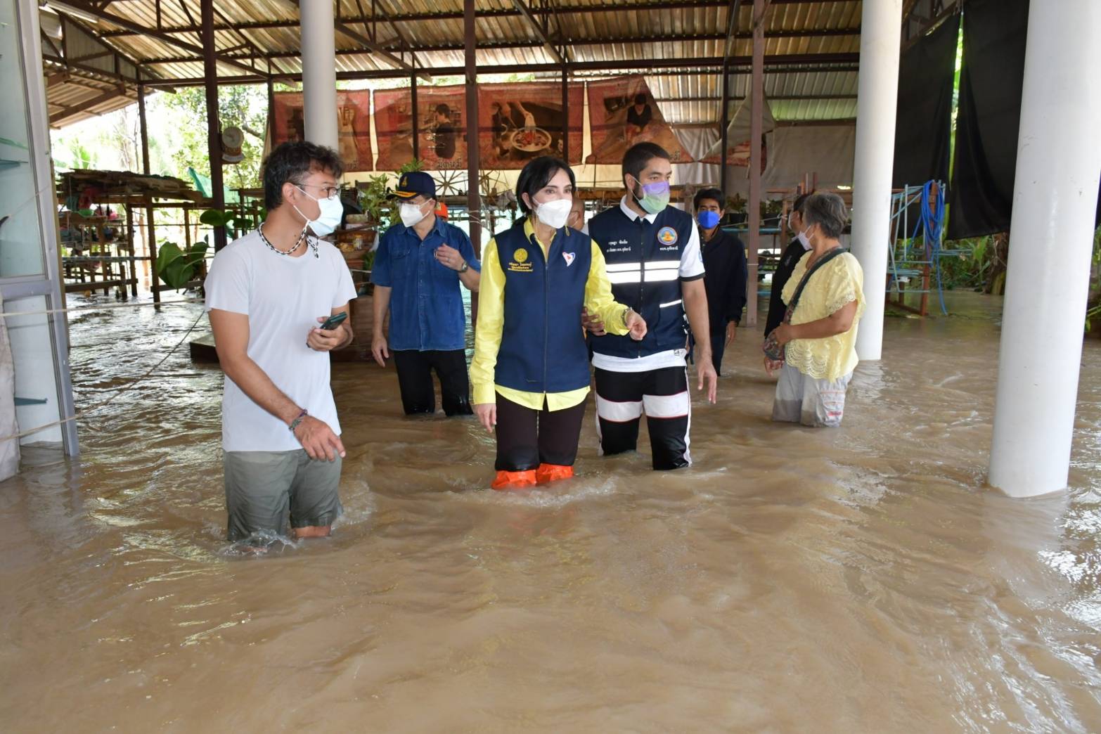 "รมช.มนัญญา" ลุยน้ำลงพื้นที่ตรวจสถานการณ์น้ำท่วมในพื้นที่อำเภอทัพทัน จ.อุทัยธานี