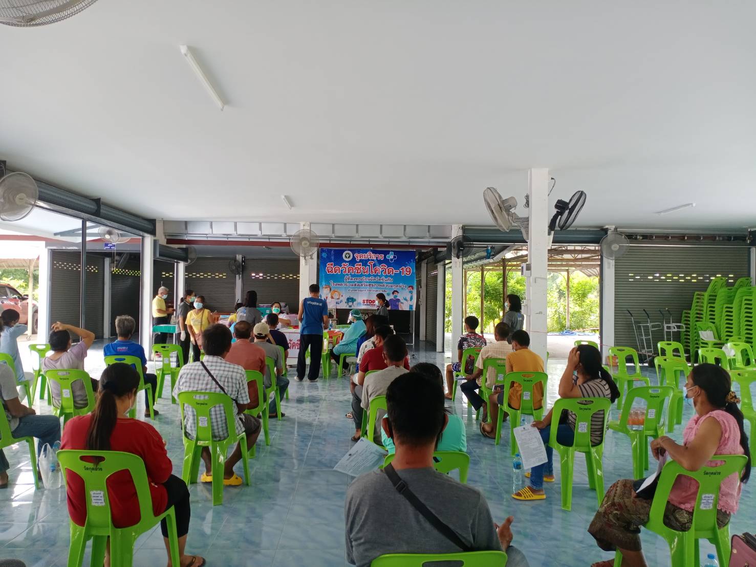 "ส.ส.วิสิทธิ์ พิทยาภรณ์" มอบอาหาร น้ำดื่มสิ่งของอุปโภคและบริโภค ให้กับผู้เข้ารับการฉีดวัคซีน covid-19 ในเขตอำเภอด่านขุนทด จังหวัดนครราชสีมา