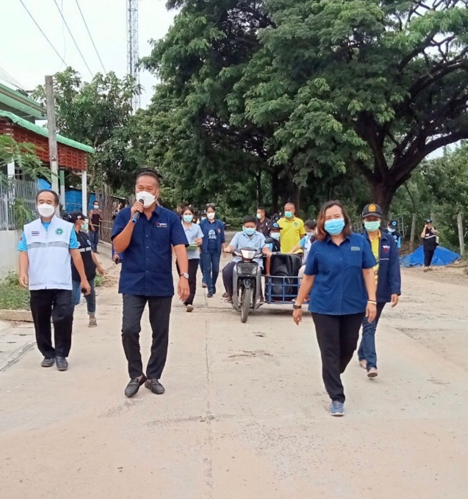 "ส.ส.รังสิกร ทิมาตฤกะ" ลงพื้นที่เยี่ยมเยือนและมอบข้าวสาร อาหาร น้ำดื่ม ให้พี่น้องชุมชนบ้านขนวน ต.สตึก อ.สตึก จ.บุรีรัมย์ ที่เป็นกลุ่มเสี่ยงสูง ต้องกักตัว 14 วัน