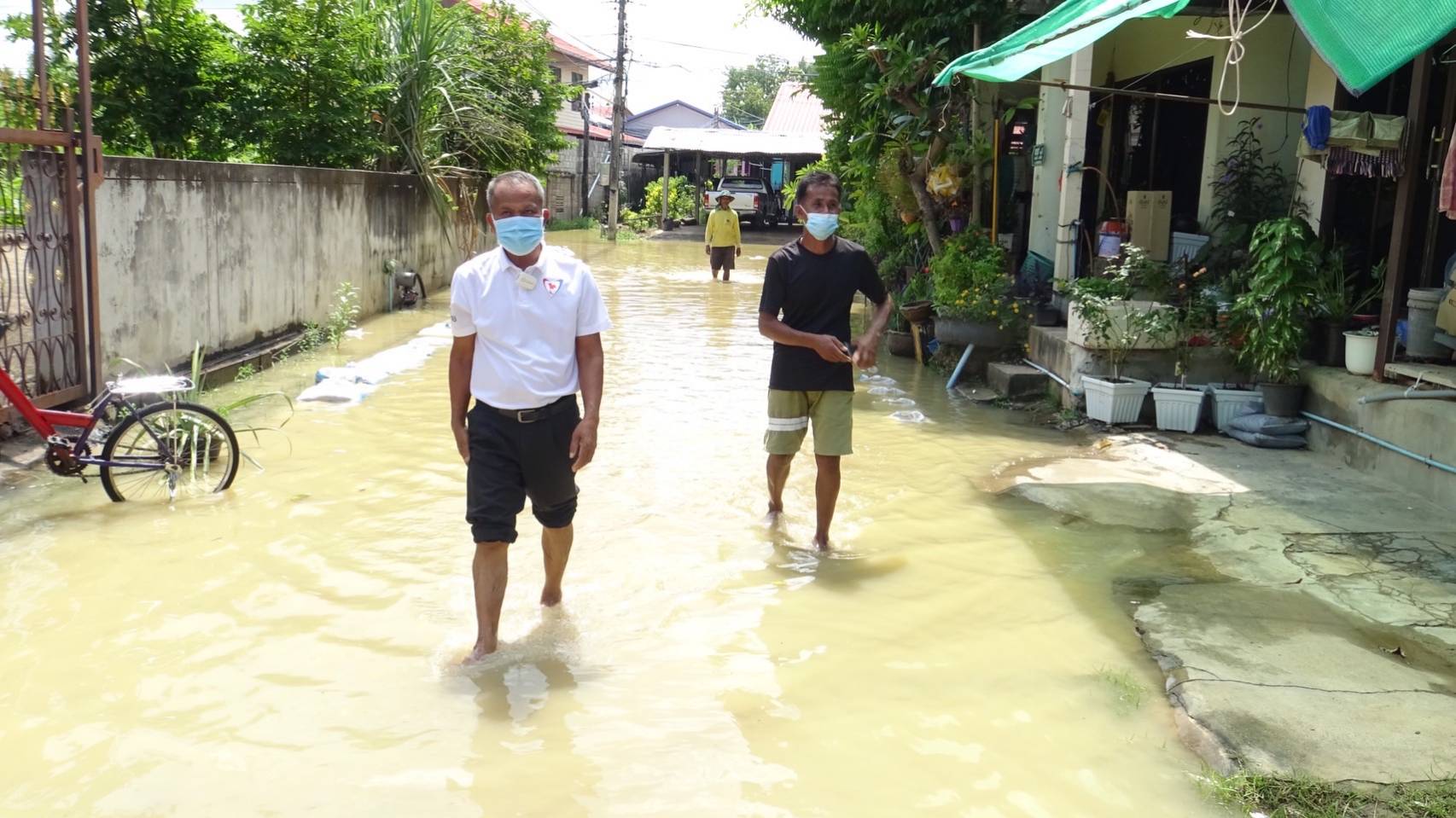 "ส.ส.สำลี รักสุทธี" ลงพื้นที่เยี่ยมพี่น้องประชาชน ที่ประสบกับอุทกภัยเพื่อสำรวจความเสียหายและให้กำลังใจชาวบ้านพร้อมมอบถุงยังชีพให้กับผู้กับตัวจาก covid-19 ในพื้นที่จังหวัดมหาสารคาม