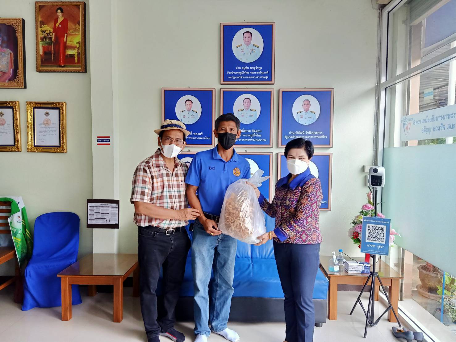 "ส.ส.ศรีนวล บุญลือ" ลงพื้นที่พร้อมทีมงานมอบถุงยังชีพข้าวสารอาหาร หน้ากากอนามัย ฟ้าทะลายโจรให้ประชาชนกลุ่มเสี่ยงที่ถูกกักตัวจากโรคโควิด19