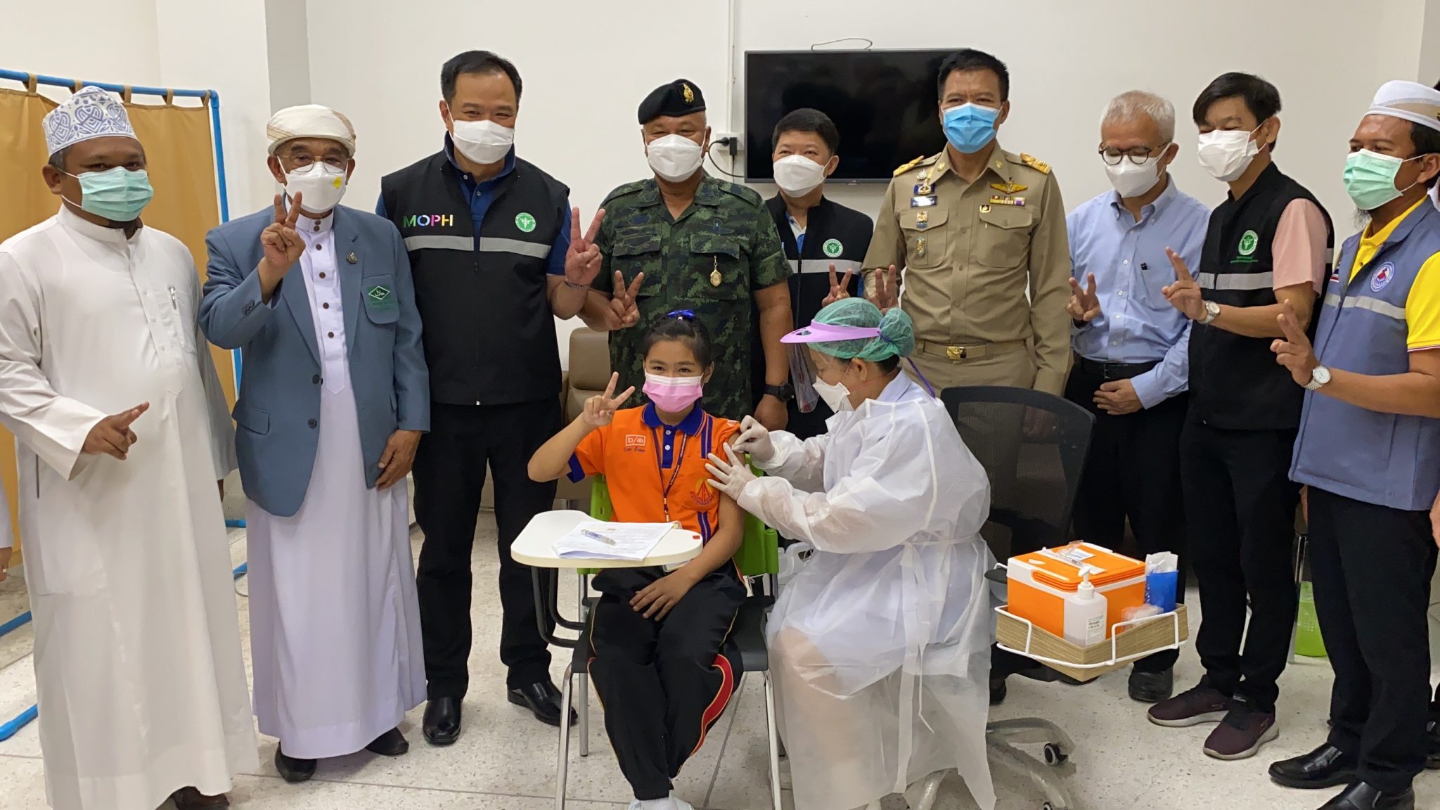 "อนุทิน" เยี่ยมจุดฉีดวัคซีนโควิด-19 จ.ปัตตานี ชื่นชม เด็กหญิง 12 ปี ยกเป็นตัวอย่างการฉีดวัคซีนในเด็ก