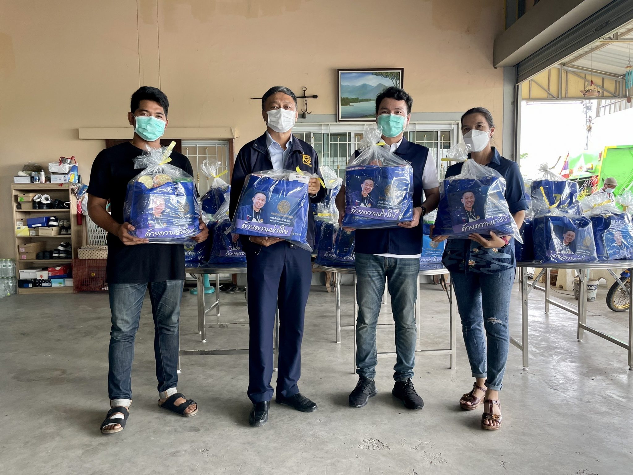 "ส.ส.กิตติชัย เรืองสวัสดิ์ " ร่วมกับการท่าเรือแห่งประเทศไทย มอบถุงยังชีพให้ผู้ประสบภัยน้ำท่วม ในพื้นที่อ.เมือง จ.ฉะเชิงเทรา