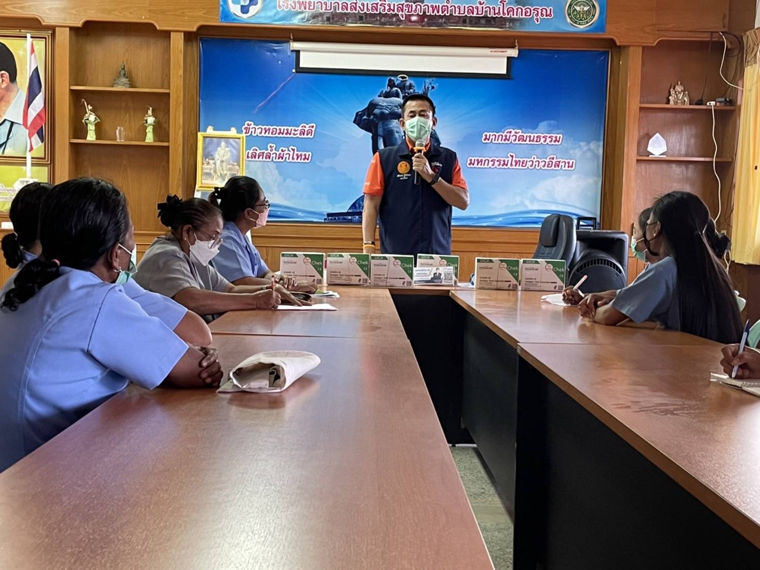 "ส.ส.อดิพงษ์ ฐิติพิทยา" ลงพื้นที่เยี่ยมพบปะพี่น้องประชาชน พร้อมนำชุดตรวจ ATK ไปมอบให้ พ่อแม่พี่น้องชาวอ.ห้วยราช จ.บุรีรัมย์