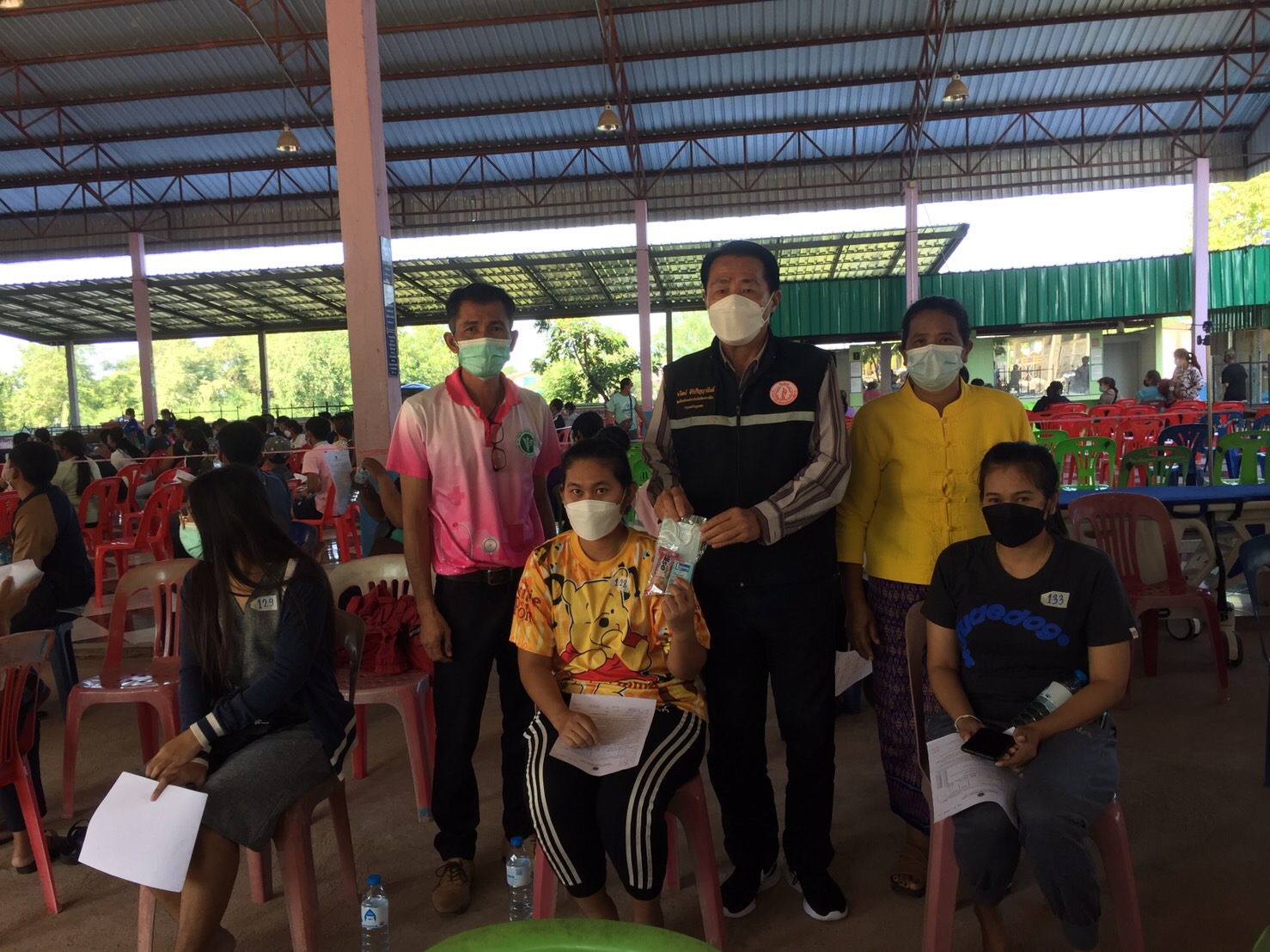 "ส.ส.วิสิทธิ์ พิทยาภรณ์" ห่วงใยพี่น้องประชาชนลงพื้นที่มอบอาหารและหน้ากากอนามัย ให้กับ ประชาชนที่เข้ารับการฉีดวัคซีน   วันอังคารที่ 26 ตุลาคม 2564 นายวิสิทธิ์ พิทยาภรณ์ ส.ส.นครราชสีมา เขต 13, นายธวัฒน์ ศิริปริญญานันต์ ส.อบจ. อ.ด่านขุนทด เขต 2 และนายเจษฎา พิทยาภรณ์ ส.อบจ.อ.ด่านขุนทด เขต 1 ร่วมกันมอบสเปรย์แอลกอฮอล์ ขนม และหน้ากากอนามัย  ให้แก่ประชาชนผู้มารับบริการฉีดวัคซีนซิโนแวค (Sinovac) เข็มที่ 1 (กลุ่มประชาชนทั่วไป อายุ 18 - 59 ปี) ให้กับประชาชนในเขตพื้นที่ 1. ร.ร.หนองบัวละคร ต.หนองบัวละคร อ.ด่านขุนทด 2. บ้านห้วยจรเข้ ตำบลหินดาด อำเภอด่านขุนทด จ.นครราชสีมา