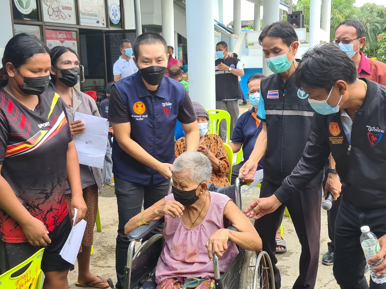 "ส.ส.จักรกฤษณ์ ทองศรี" ลงพื้นที่เยี่ยมพบปะและให้กำลังใจพี่น้องประชาชนที่เข้ารับการฉีดวัคซีน covid-19