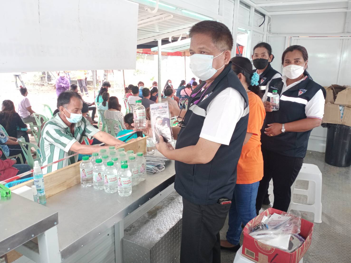 ส.ส.พรชัย อำนวยทรัพย์ นำน้ำดื่มและหน้ากากอนามัย มามอบให้กับผู้เข้ารับบริการฉีดวัคซีนป้องกันโรคโควิด - 19 ที่โรงพยาบาลครบุรี อ.ครบุรี จ.นครราชสีมา