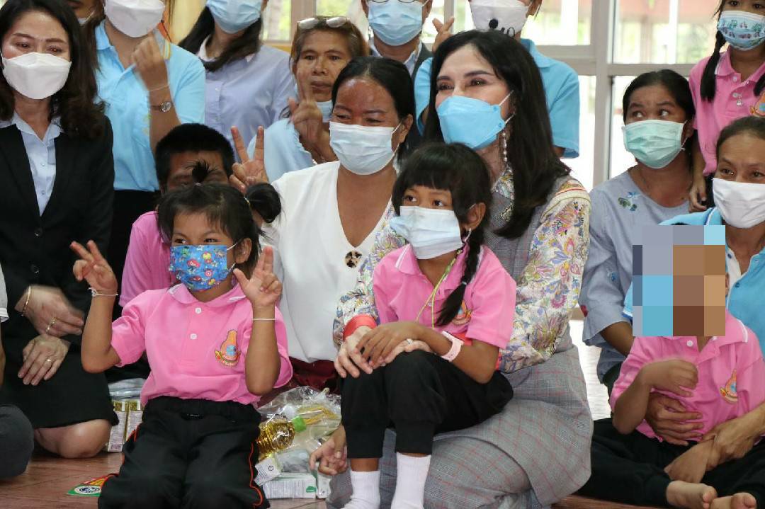 “รมช.มนัญญา” พร้อมคณะเยี่ยมศูนย์การศึกษาพิเศษประจำจังหวัดกาฬสินธุ์ พร้อมมอบสิ่งของอุปโภค บริโภค รวมถึงหน้ากากอนามัย และสเปรย์แอลกอฮอล์ เพื่อเป็นขวัญและกำลังใจให้กับเด็กภายในศูนย์ฯ