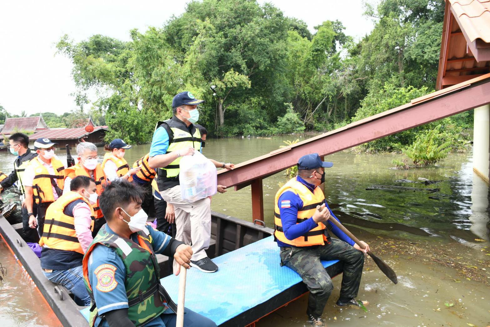 รองนายกรัฐมนตรี “อนุทิน” นำคณะลงพื้นที่ติดตามการแก้ไขปัญหาน้ำท่วมในจ.อ่างทองและจ.พระนครศรีอยุธยา พร้อมพบปะให้กำลังใจและมอบถุงยังชีพแก่ประชาชนผู้ได้รับผลกระทบ