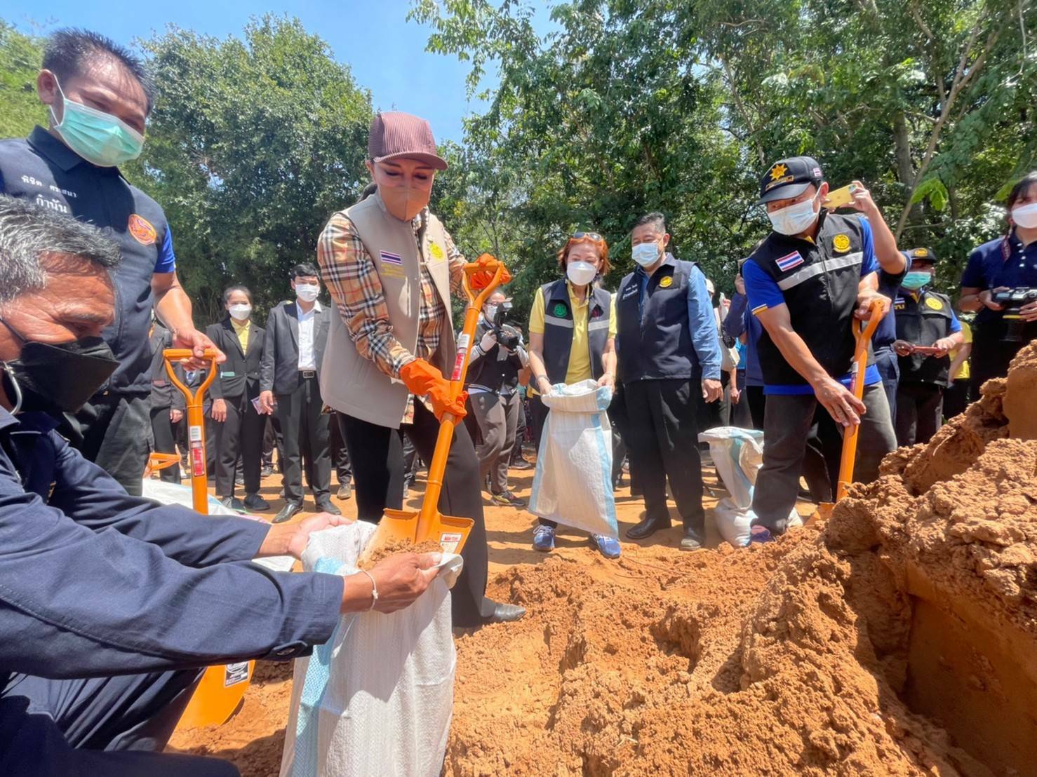 รมช.มนัญญา ลงพื้นที่ตรวจติดตามสถานการณ์น้ำ ตำบลลำชี พร้อมมอบถุงยังชีพ เพื่อเป็นการให้กำลังใจแก่ชาวบ้านที่ประสบปัญหา