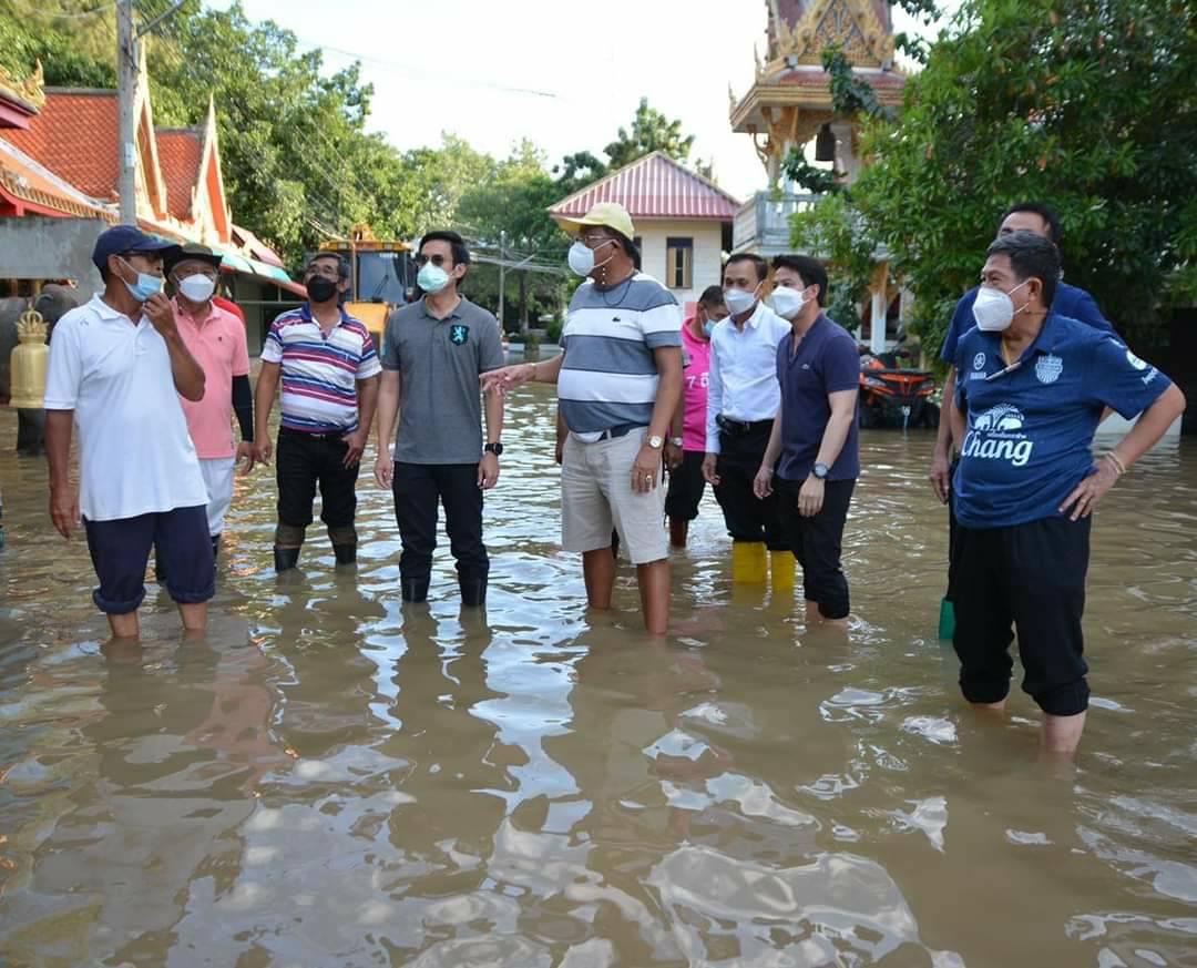 “กรวีร์” แนะรัฐ เร่งหามาตรการเยียวยา และช่วยเหลือ หลังน้ำลด ให้กับปชช.ผู้ที่ได้รับผลกระทบจากอุทกภัย จนทำให้บ้านเรือนเสียหาย วอน ชาวเขตเมืองอ่างทอง อย่าวิตกน้ำท่วมเขตเศรษฐกิจของจังหวัด จากน้ำทะลักเข้าท่วมวัดต้นสน