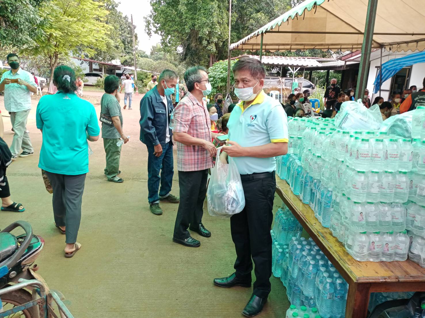 ส.ส.พรชัย อำนวยทรัพย์ และกลุ่มเพื่อนพรชัย มอบน้ำดื่ม และหน้ากากอนามัยให้กับผู้เข้ารับการฉีดวัคซีนโควิด-19 ที่โรงพยาบาลครบุรี อ.ครบุรี และ โรงพยาบาลเสิงสาง​ อ.เสิงสาง​ จ.นครราชสีมา