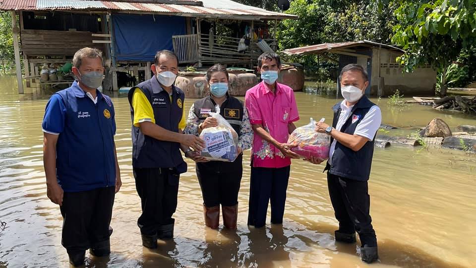ส.ส.สฤษดิ์ บุตรเนียร ลงพื้นที่มอบถุงยังชีพ ให้กับประชาชนผู้ประสบอุทกภัย ในพื้นที่ตำบลเมืองเก่า อ.กบินทร์บุรี จ.ปราจีนบุรี