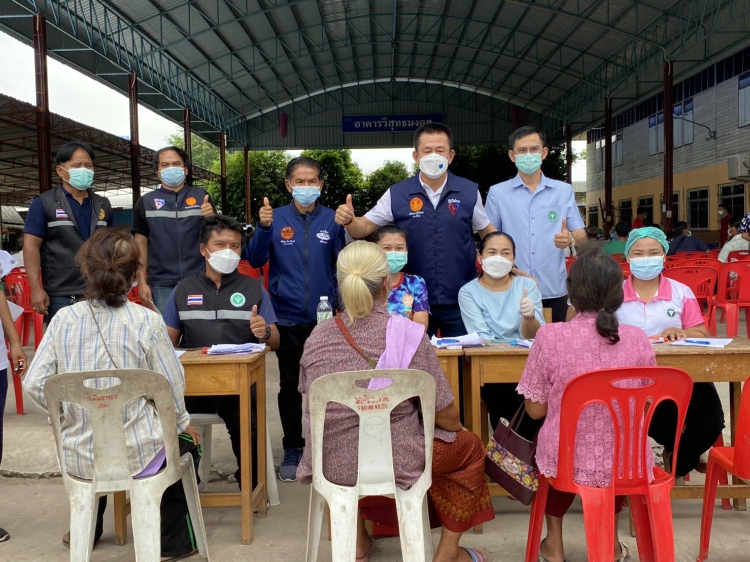 ส.ส.อดิพงษ์ ฐิติพิทยา พร้อมทีมงาน ได้เดินทางไปให้กำลังใจ บุคลากรทางการแพทย์ และพบปะพ่อแม่พี่น้องชาวตำบลกันทรารมย์ อำเภอกระสัง จังหวัดบุรีรัมย์ ที่ได้รับการฉีดวัคซีน ณ โรงเรียนวัดกันทรารมย์ จังหวัดบุรีรัมย์ 