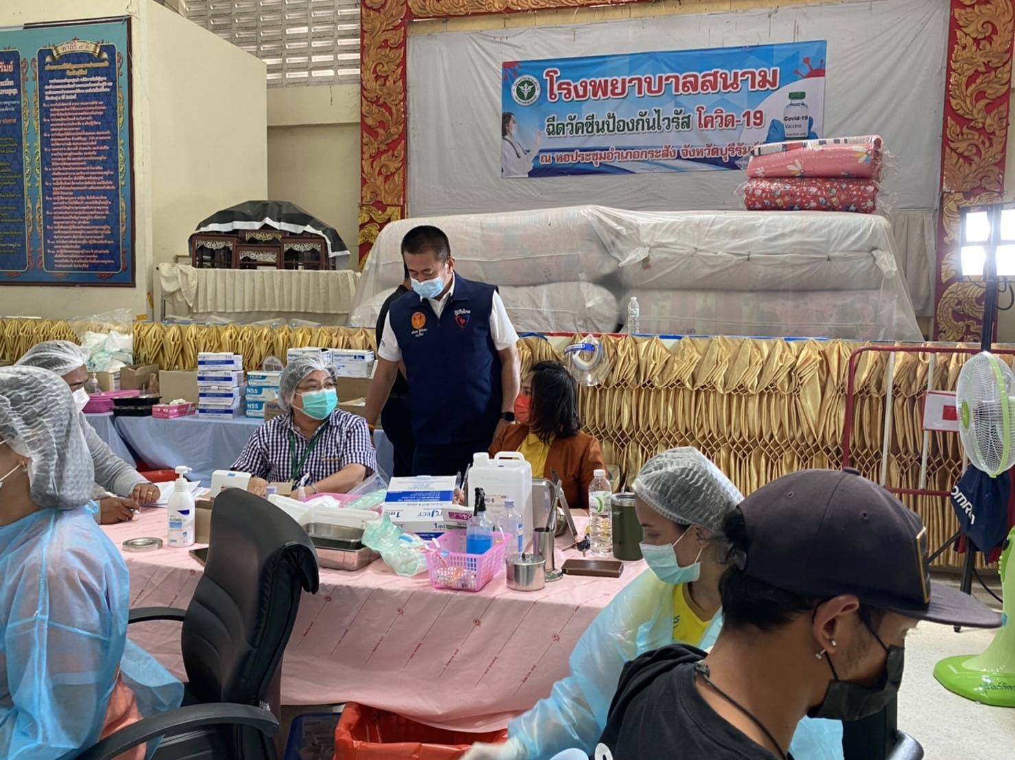 ไม่ทิ้งใครไว้ข้างหลัง ... ส.ส.อดิพงษ์ ลงพื้นที่ให้กำลังใจบุคลากรทางการแพทย์ และเยี่ยมประชาชน ที่มารับบริการฉีดวัคซีนโควิด ณ หอประชุมกระสัง จ.บุรีรัมย์ พร้อมทั้งมอบถุุงยังชีพให้กับผู้ที่ได้รับผลกระทบจากอุทกภัยที่ตำบลสูงเนิน อีกด้วย