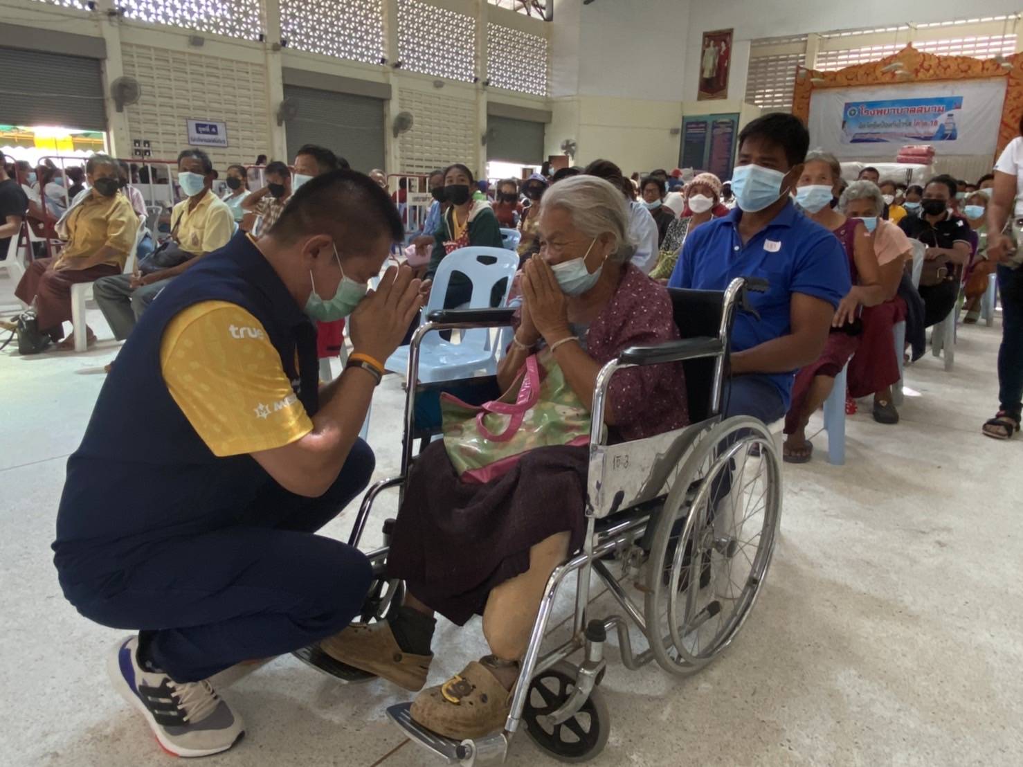 ส.ส.อดิพงษ์ พร้อมทีมงานได้เดินทางไปให้กำลังใจ บุคลากรทางการแพทย์ และพบปะพ่อแม่พี่น้องชาวกระสัง ที่ได้รับการฉีดวัคซีนโควิด-19 ณ หอประชุมอ.กระสัง นอกจากนี้ยังได้มอบถุงยังชีพให้กับผู้ที่ประสบอุทกภัย ต.สูงเนิน และได้เยี่ยมพระสงฆ์ที่อาพาธ ต.จันดุม อ.พลับพลาชัย จ.บุรีรัมย์