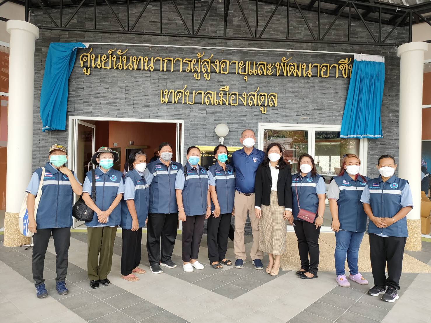 ส.ส.พิบูลย์ รัชกิจประการ ลงพื้นที่ให้กำลังใจ อสม. พร้อมมอบเสื้อกั๊กอสม. และบัตรประกันโควิด-19 ให้อสม. เขต 1-2-3 ต.พิมาน และ อสม.ต.คลองขุด อ.เมืองสตูล จ.สตูล