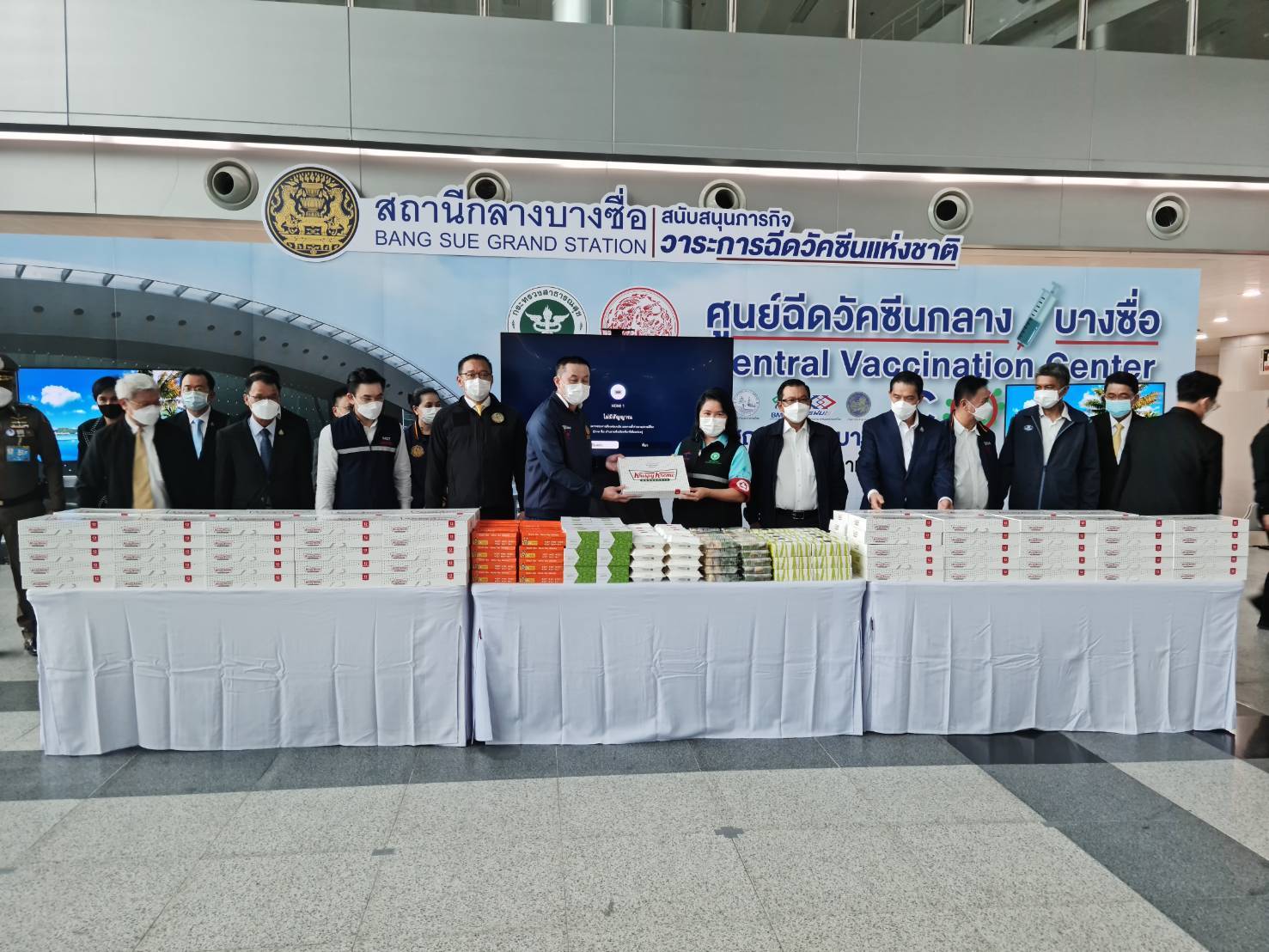 นายศักดิ์สยาม ชิดชอบ รัฐมนตรีว่าการกระทรวงคมนาคม ลงพื้นที่ตรวจเยี่ยมการดำเนินการศูนย์ฉีดวัคซีนกลางบางซื่อ