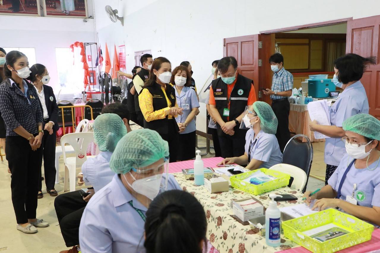 “ครูโอ๊ะ” ลงพื้นที่เยี่ยมให้กำลังใจ นักเรียน นักศึกษา จ.อุบลฯ ฉีดวัคซีนโควิด-19 หวังโรงเรียนจัดการเรียนการสอนได้เร็วที่สุด ย้ำ ฉีดวัคซีนแล้วการ์ดอย่าตก ปฏิบัติตามมาตรการก.สาธารณสุขอย่างเคร่งครัด ลั่น รบ.ให้ความสำคัญ-ห่วงใยปชช.ทุกคน