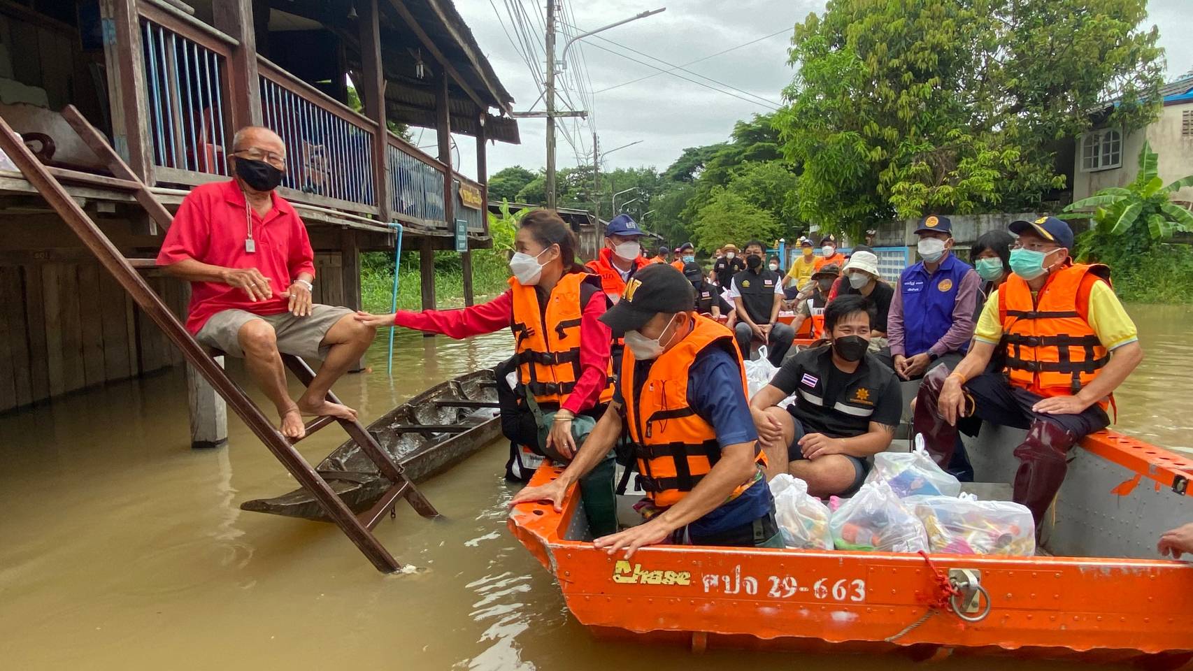 "ส.ส.สฤษดิ์" ร่วมลงพื้นที่กับ "รมช.กนกวรรณ" มอบถุงยังชีพ - เยี่ยมให้กำลังใจผู้ประสบภัยน้ำท่วม ในเขตอำเภอกบินทร์บุรี-นาดี จังหวัดปราจีนบุรี