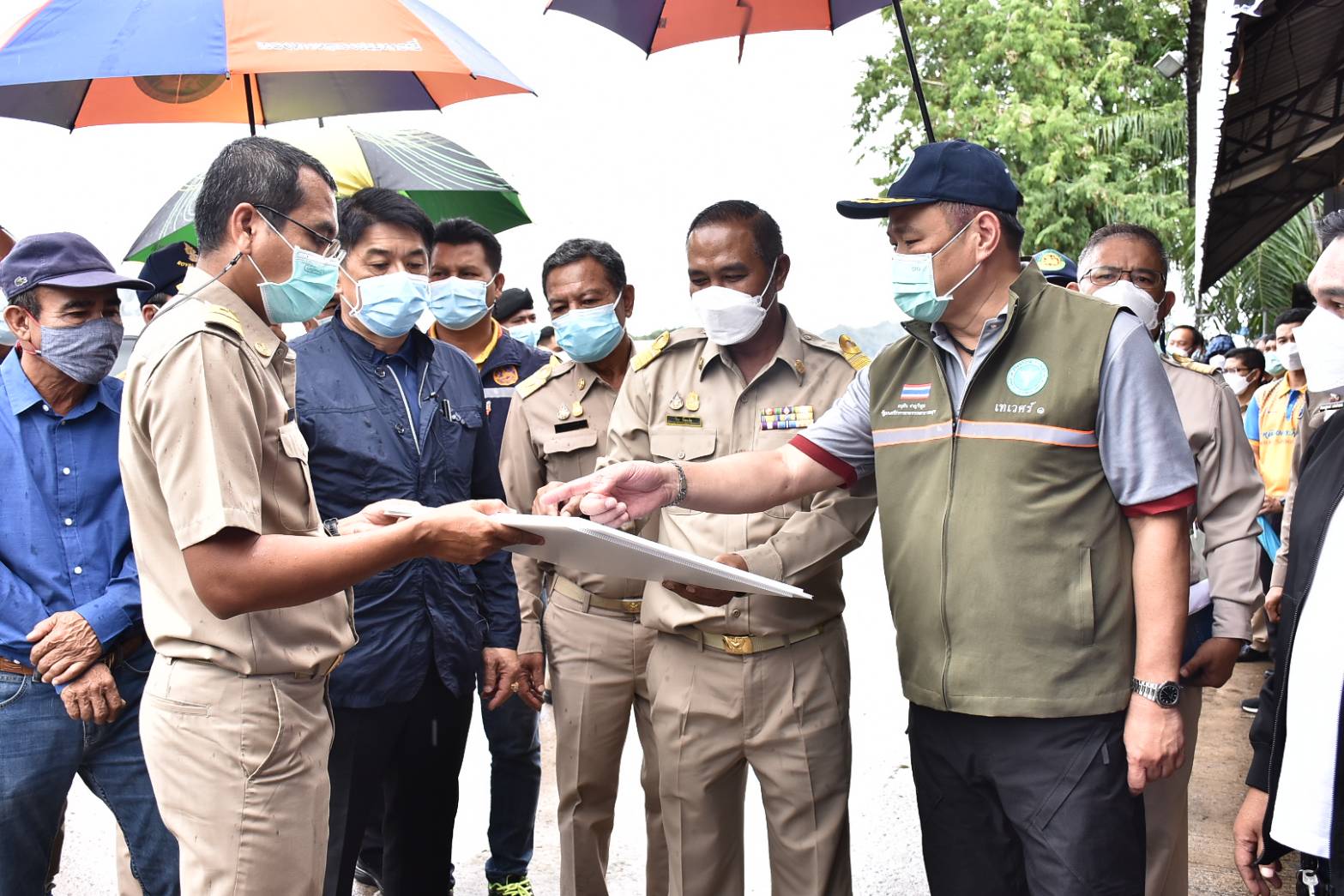 "อนุทิน" ลงพื้นที่กระบี่ มอบนโยบายฟื้นเศรษฐกิจ พร้อมมอบวัคซีน 5 แสนโดส เร่งฉีดทั้งจังหวัด