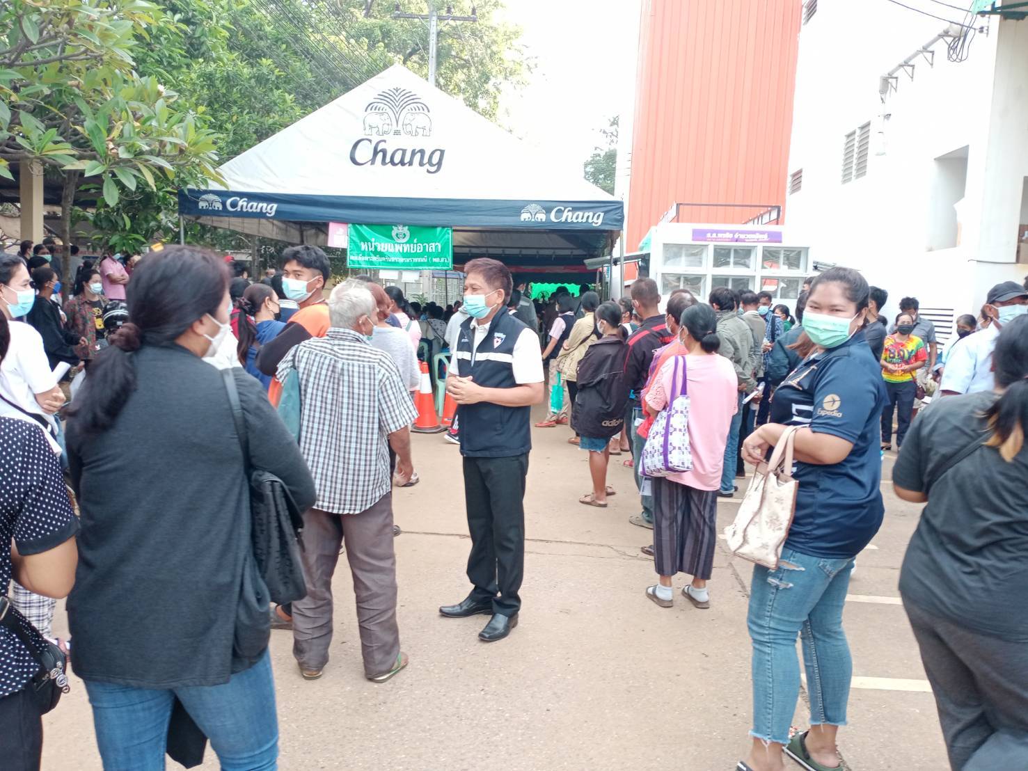 ส.ส.พรชัย อำนวยทรัพย์ นำน้ำดื่ม และหน้ากากอนามัยมอบให้ผู้เข้ารับการฉีดวัคซีนโรคโควิด-19 ณ โรงพยาบาลครบุรี อ.ครบุรี จ.นครราชสีมา