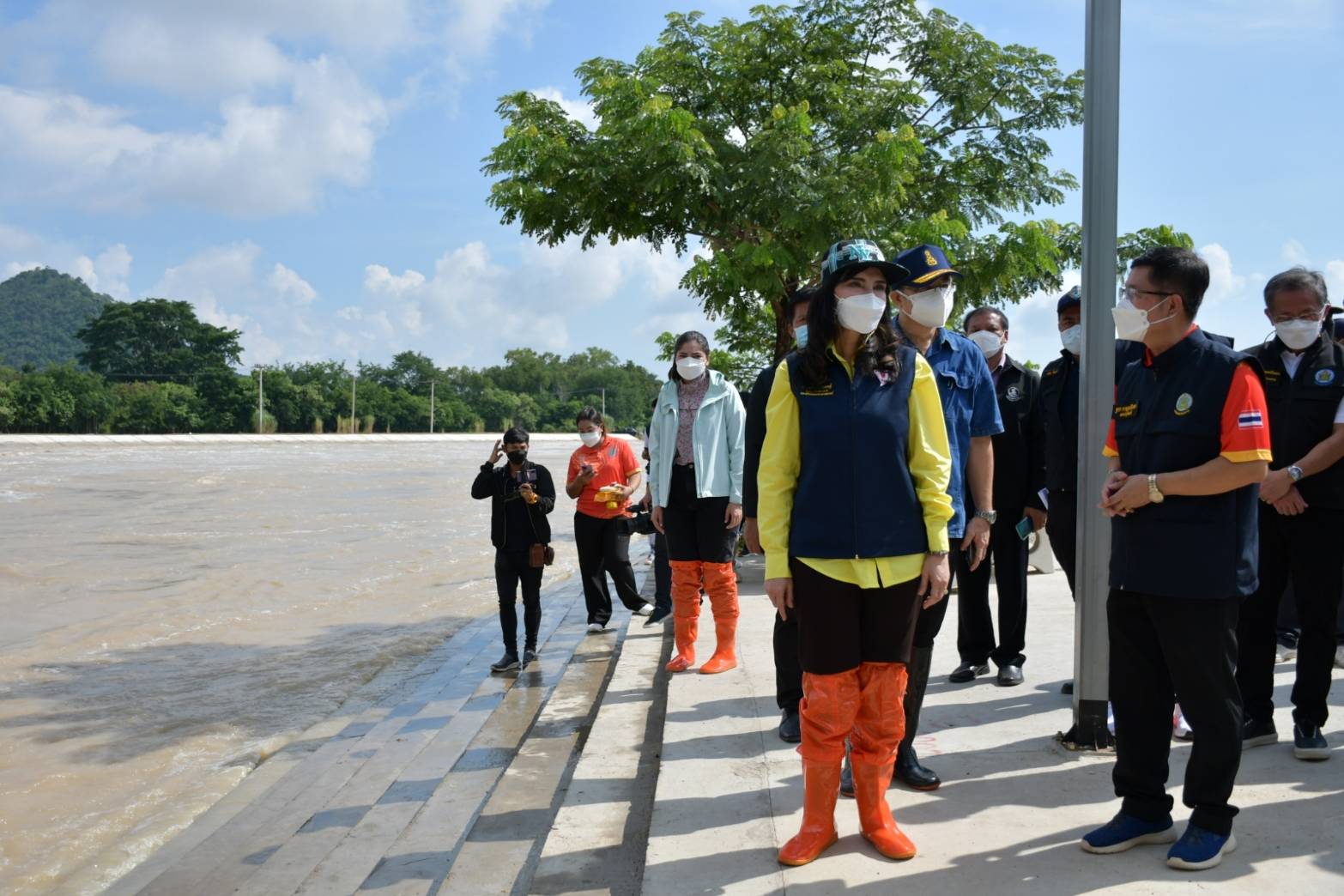 รมช.มนัญญา ลงพื้นที่ตรวจดูสถานการณ์น้ำบริเวณสปริงเวย์ และแก้มลิง เขื่อนวังร่มเกล้า ต.ทุ่งใหญ่ อ.เมือง จ.อุทัยธานี