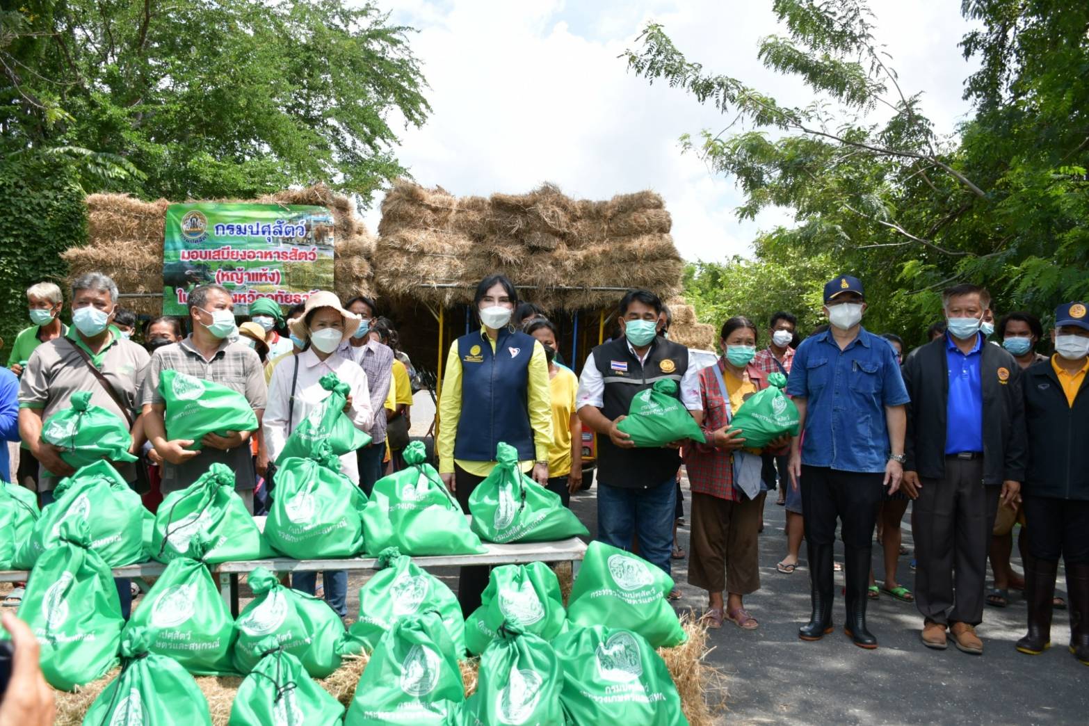 รมช.มนัญญา ลงพื้นที่มอบเวชภัณฑ์พืชอาหารสัตว์ ให้แก่เกษตรกรผู้เลี้ยงสัตว์ที่ประสบภัยพิบัติ ในพื้นที่จังหวัดอุทัยธานี ณ ตำบลโคกหม้อ อำเภอทัพทัน จังหวัดอุทัยธานี