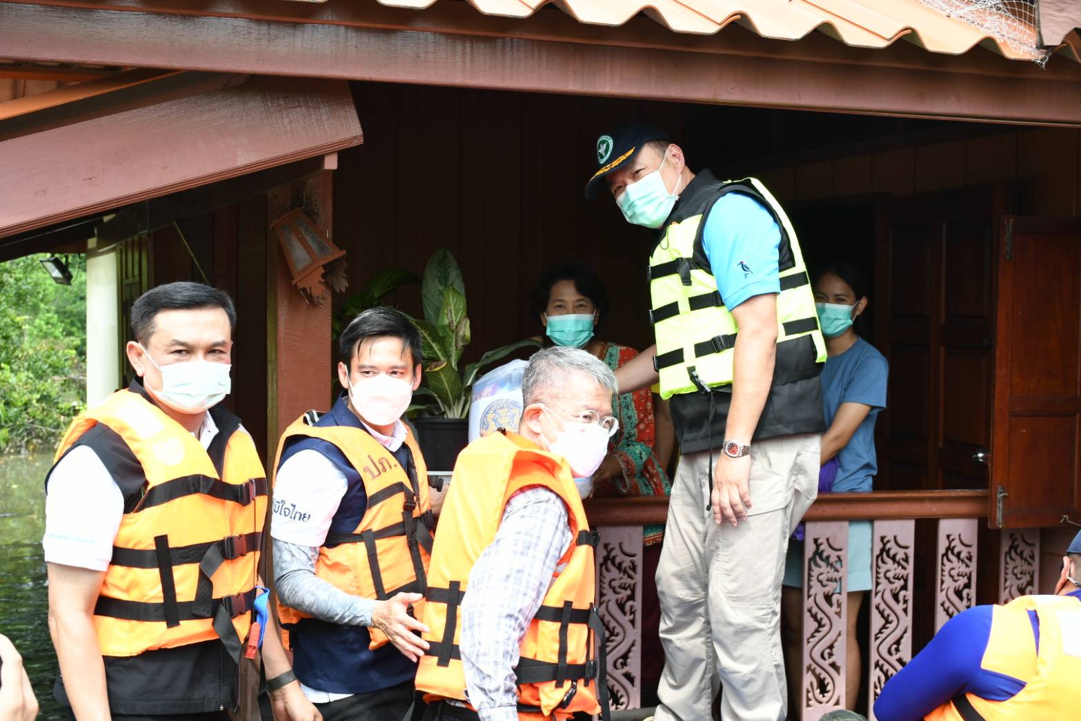 "อนุทิน" ลงพื้นที่ อ่างทอง - อยุธยา ช่วยผู้ประสบอุทภัย กำชับ สสจ. - อสม. ต้องดูแล ปชช. แม้หลังน้ำลด