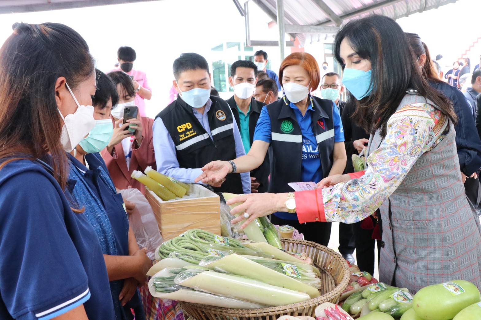 รมช.มนัญญา ลงพื้นที่เยี่ยมชมพร้อมอุดหนุนสินค้าจากเกษตรกรที่เข้าร่วมโครงการนำลูกหลานเกษตรกรกลับบ้านสานต่ออาชีพการเกษตร