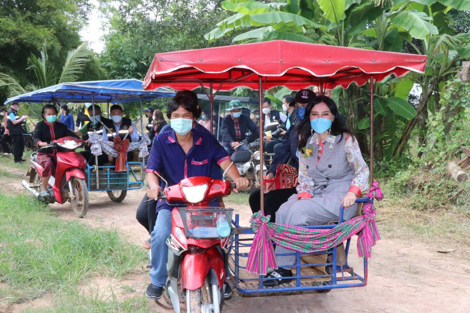 “รมช.มนัญญา” ลงพื้นที่เยี่ยมชมแปลงผักอินทรีย์ของสหกรณ์การเกษตรปันบุญ จำกัด พร้อมรับฟังปัญของเกษตรกร และลงมือทำสลัดโรลซึ่งเป็นผลผลิตที่ได้จากผักในแปลง