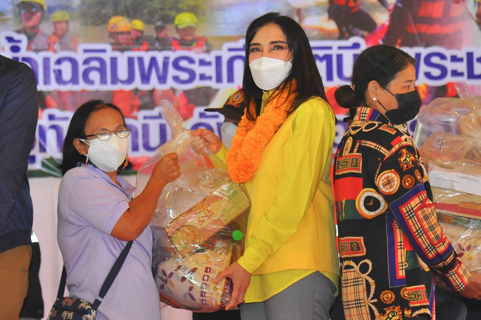 "รมช.มนัญญา" ลงพื้นที่มอบถุงยังชีพให้กับผู้ประสบภัยน้ำท่วม จ.อุทัยธานี