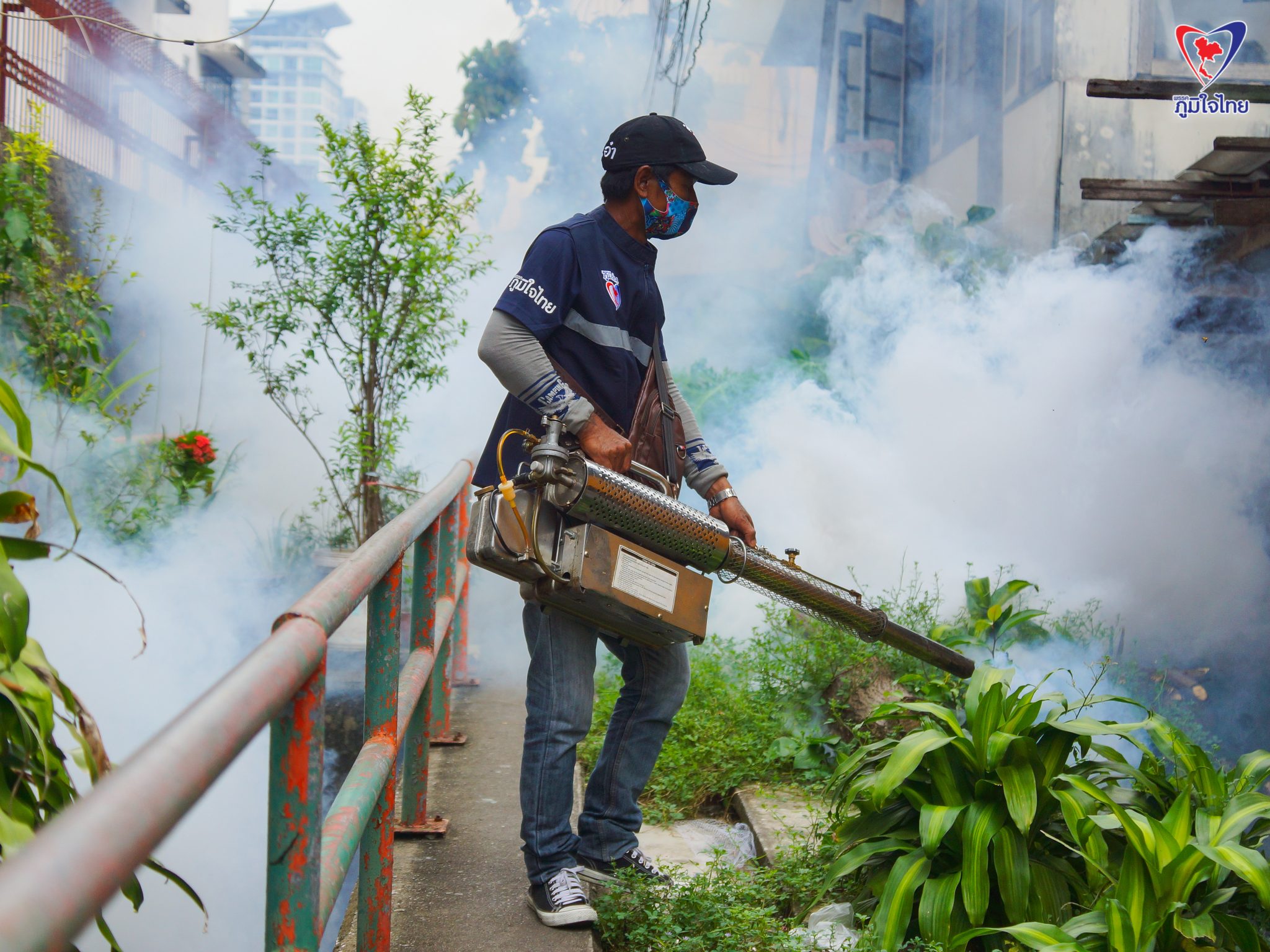 ส.ส.โชติพิพัฒน์ เตชะโสภณมณี นำทีมงานลงพื้นที่เพื่อพ่นหมอกควันกำจัดยุงลายเพื่อป้องกันโรคไข้เลือดออก และฉีดพ่นฆ่าเชื้อโรค เพื่อป้องกันโควิด-19 ในชุมชนข้างสถานีรถไฟวงเวียนใหญ่, ชุมชนตรอกเทวดา เขตธนบุรี กทม.