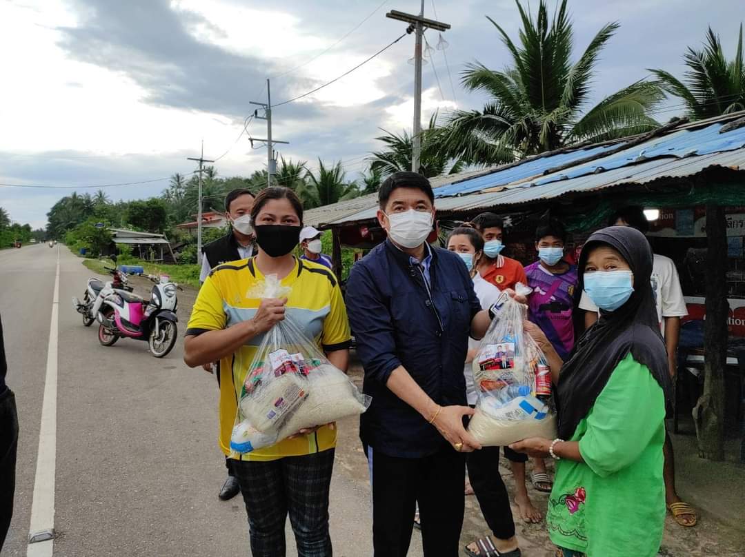 "ส.ส.สฤษฏ์พงษ์ เกี่ยวข้อง" พร้อมทีมงานลงพื้นที่มอบถุงยังชีพให้กับพี่น้องที่กลับมาจากการกักตัว และหายป่วยจากโรคโควิด-19