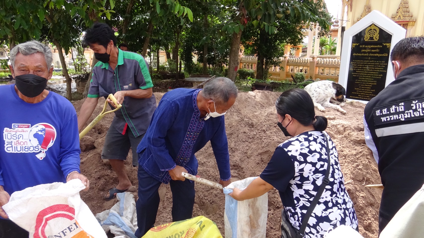 ห่วงใย-ใส่ใจ-ช่วยเหลือต่อเนื่อง ยามทุกข์ไม่ทิ้งกัน "ส.ส.สำลี" นำทีมช่วยเหลือผู้ประสบอุทกภัยในพื้นที่บ้านเกิ้ง-โนนตูม-โนนสมบูรณ์ ต.เกิ้ง อ.เมือง จ.มหาสารคาม มอบทราย และถุงบรรจุทรายเพื่อป้องกันน้ำท่วมบ้านเรือน และไร่นา พร้อมทั้งมอบน้ำดื่มเพื่อบริโภค