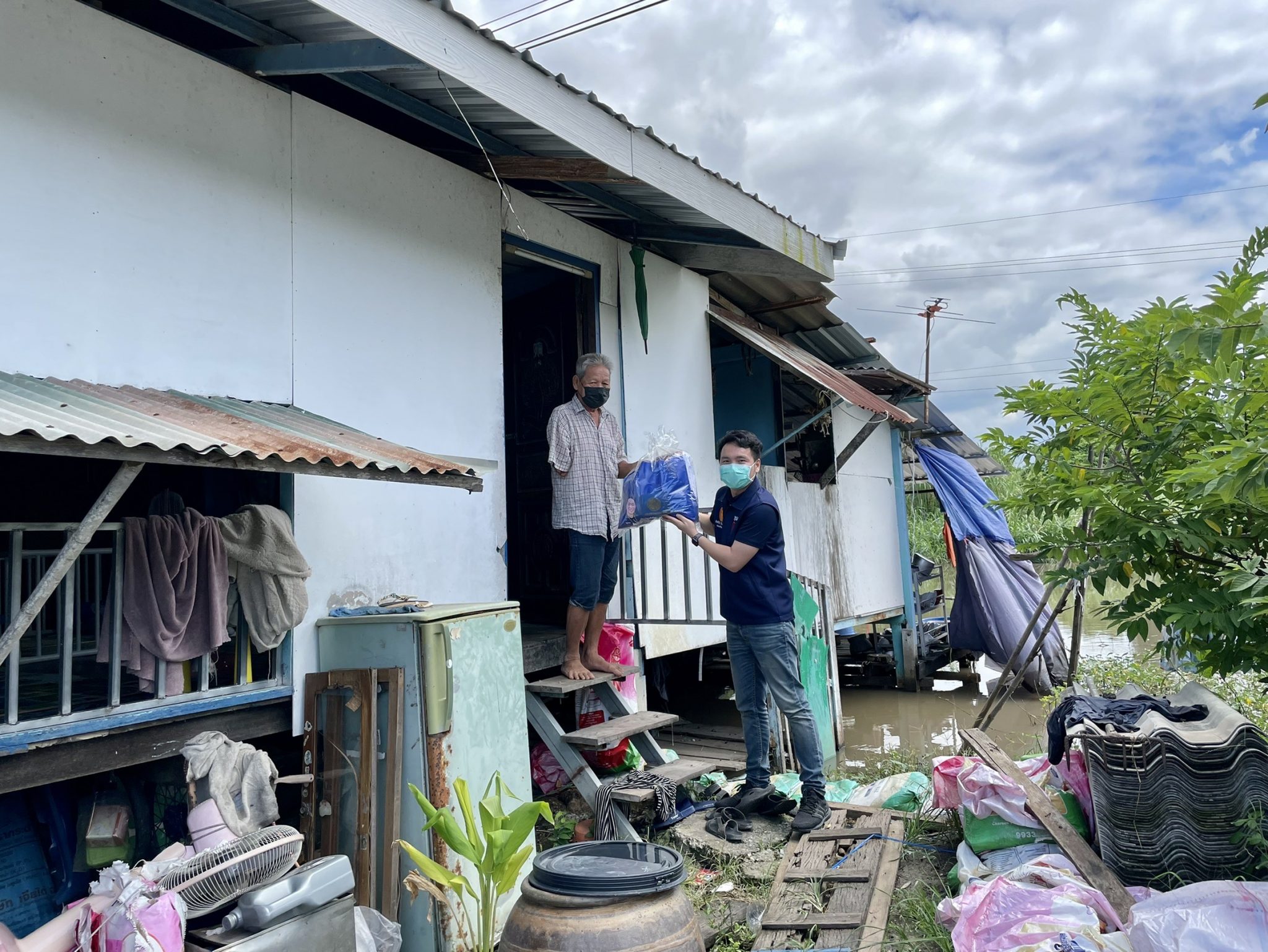 ไม่ทิ้งใครไว้ข้างหลัง ... ส.ส.กิตติชัย ลุยช่วยผู้ประสบภัยน้ำท่วม ผู้ป่วยติดเตียง และผู้พิการ โดย มอบถุง "ด้วยความห่วงใย" ให้กับชาวคลองอุดมชลจร และชาวบางตีนเป็ด อ.เมือง จ.ฉะเชิงเทรา