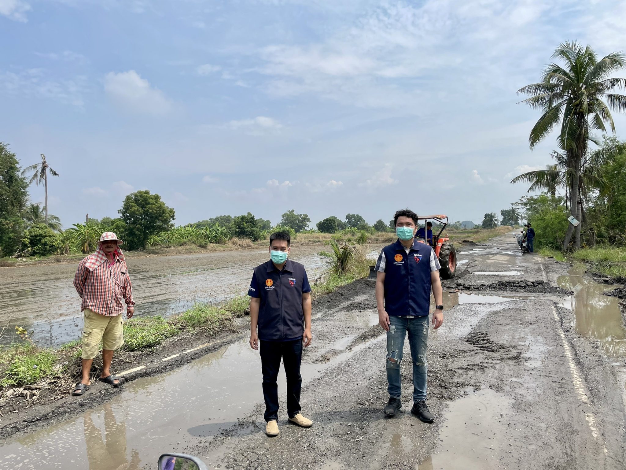 ส.ส.กิตติชัย เรืองสวัสดิ์ พร้อมทีมงาน ลงพื้นที่เพื่อช่วยสนับสนุนการซ่อมแซมถนนที่เสียหาย ต.คลองแปรง อ.เมือง จ.ฉะเชิงเทรา เพื่อให้ประชาชนได้เดินทางสะดวกขึ้น