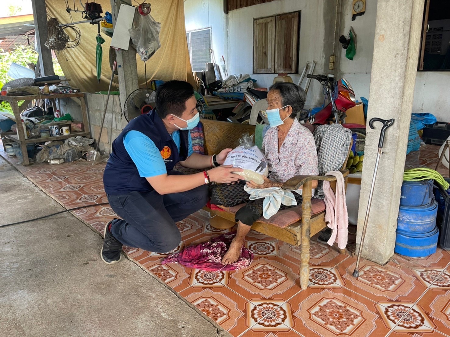 ส.ส.เอกการ ซื่อทรงธรรม งพื้นที่มอบถุงปันสุข ให้แก่ผู้ป่วย ผู้มีรายได้น้อย และผู้พิการในพื้นที่ บ้านสะเลียม ม.1 ,3 ,5, 7 ต.ตำหนักธรรม อ.หนองม่วงไข่ จ.แพร่