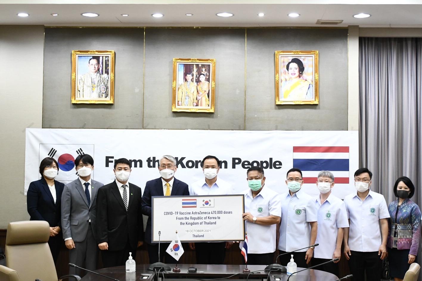 "อนุทิน" รองนายกรัฐมนตรีและรัฐมนตรีว่าการกระทรวงสาธารณสุข รับมอบวัคซีนแอสตร้าเซนเนก้า 4.7 แสนโดส จากรัฐบาลสาธารณรัฐเกาหลี เพื่อสนับสนุนการควบคุมโรคโควิด-19