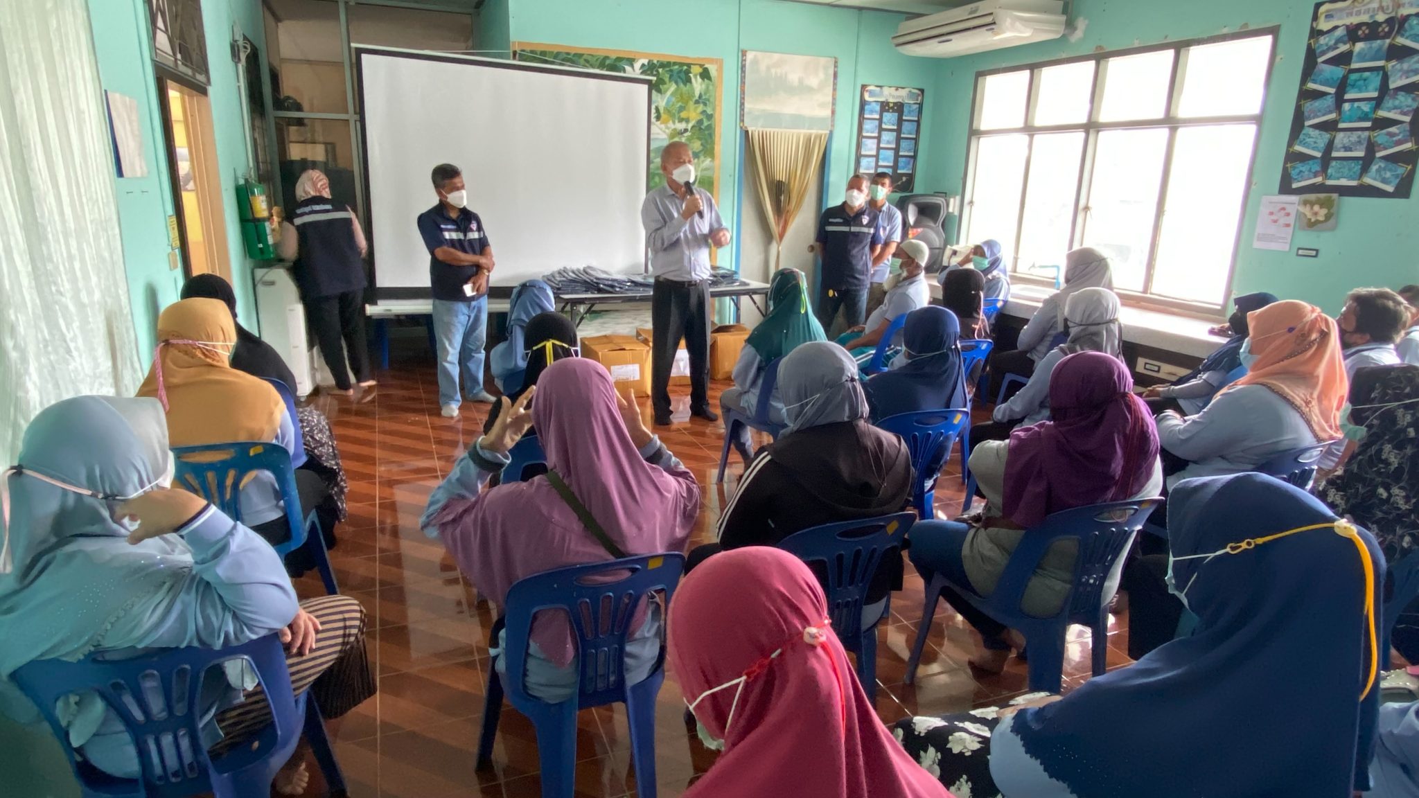 ส.ส.พิบูลย์ รัชกิจประการ ลงพื้นที่ให้กำลังใจพร้อมมอบบัตรประกันโควิด-19 ให้กับ อสม. รพ.ส.ต.ทุ่งนุ้ย-รพ.สต.ควนบ่อทอง อ.ควนกาหลง จ.สตูล