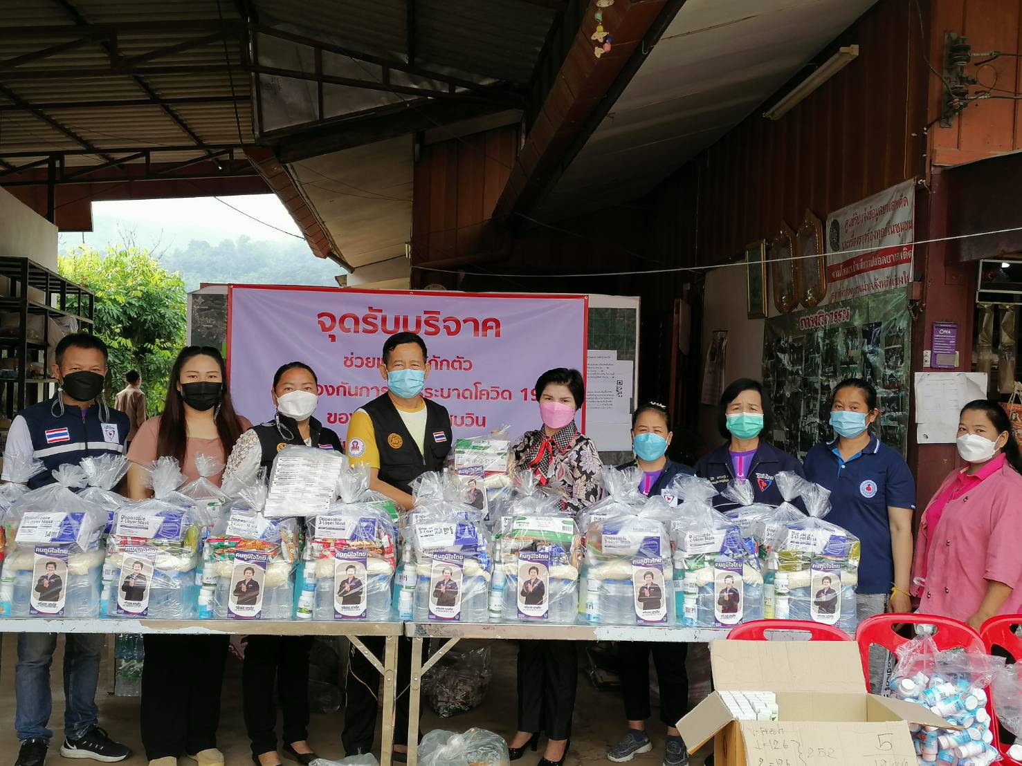 ส.ส.ศรีนวล บุญลือ ลงพื้นที่มอบถุงยังชีพ พร้อมด้วยยาสมุนไพรไทย หน้ากากอนามัย แอลกอฮอล์ และสเปรย์พ่นลำคอ ให้กับกลุ่มผู้ติดเชื้อโควิด-19 ที่ต.แม่วิน อ.แม่วาง จ.เชียงใหม่